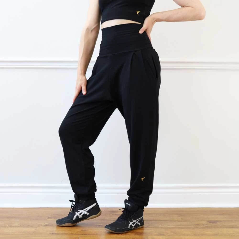 http://www.fit2fly.ca/cdn/shop/products/7333783-optimized-Black-Bamboo-Slouch-Pants-sw.webp?v=1695584675
